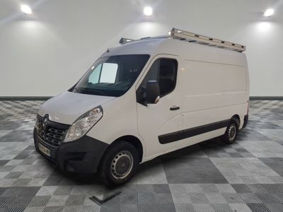 la photo d'une camionnette blanche garée dans une pièce