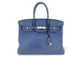 un sac à main en cuir bleu sur fond blanc