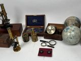 de nombreux types de microscopes et d'autres objets posés sur la table