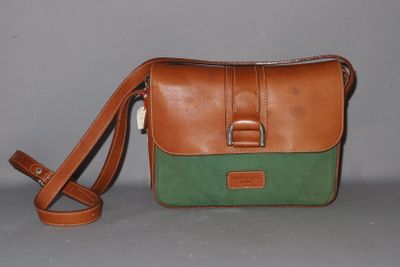 sac à bandoulière en cuir marron, vert et beige sur fond gris