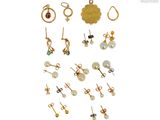 une photo d'une collection de boucles d'oreilles en or et en perles