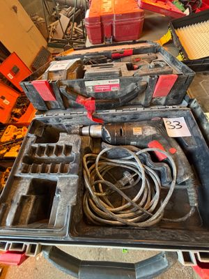 Un assortiment d'outils est posé sur une table dans un garage