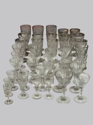 beaucoup de verres à vin posés sur la table