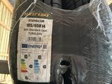 un sac de pneus posé sur une étagère dans un garage