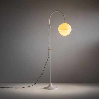 un lampadaire blanc surmonté d'une ampoule