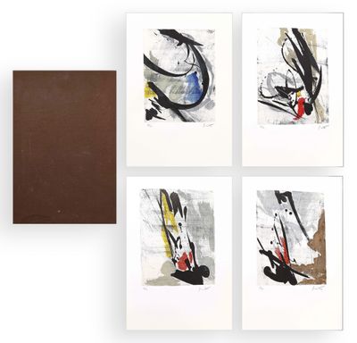 quatre peintures abstraites de formes et de tailles variées sur un fond blanc