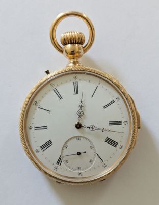 une montre de poche en or avec des chiffres romains sur le cadran