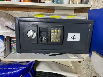 un coffre-fort posé sur une étagère dans une pièce