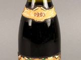 une bouteille de vin avec une étiquette, posée sur une table