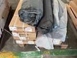 beaucoup de cartons et de sacs par terre dans un entrepôt