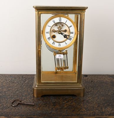 une horloge en or posée sur une table en bois