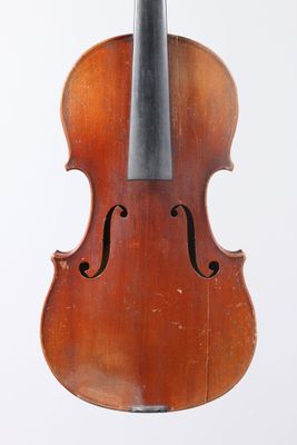 un vieux violon avec un archet accroché à son dos