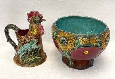 deux vases posés l'un à côté de l'autre sur une table