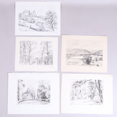 quatre dessins représentant des arbres et un bâtiment sont accrochés au mur