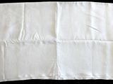 une feuille de papier blanc pliée, posée sur une table