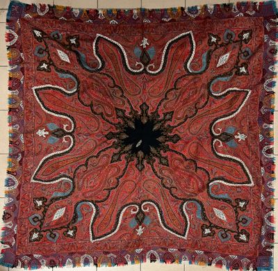 un tapis rouge et bleu avec une étoile noire au centre