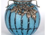 un vase bleu orné d'un décor à la feuille d'or