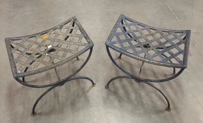 paire de chaises de jardin en fer forgé sur roulettes, avec assise en verre