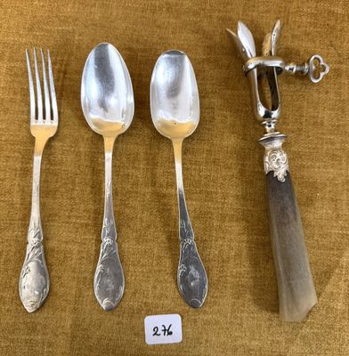quatre cuillères, une fourchette et un couteau sur une table