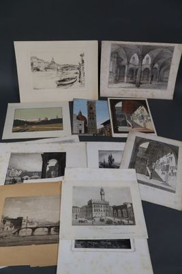 plusieurs vieilles photographies en noir et blanc représentant des bâtiments, posées sur une table