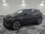 un SUV noir garé sur un sol en carrelage à damier dans un garage