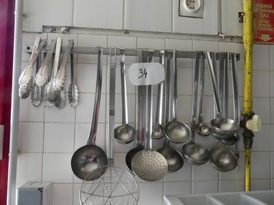 de nombreuses cuillères accrochées au mur de la cuisine