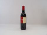 une bouteille de vin posée sur une table
