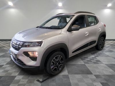 le nouveau suv de citrole est garé dans une salle d'exposition