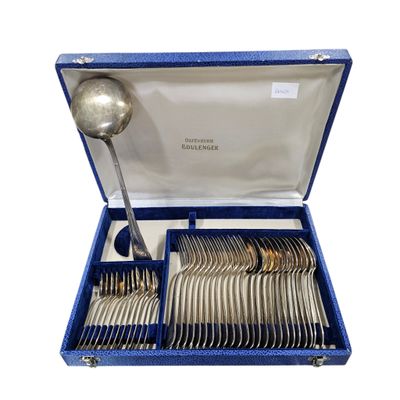 un coffret bleu contenant de l'argenterie, sur fond blanc
