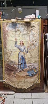 une photo d'un tableau accroché au mur d'un magasin