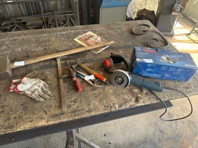 une table sur laquelle se trouvent des outils et une boîte posée sur la table