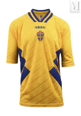 Le t-shirt est jaune et bleu, avec une rayure jaune et bleue.