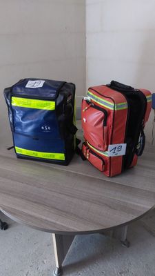 trois sacs posés les uns à côté des autres sur une table