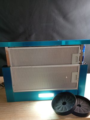 une petite machine bleue posée sur une table