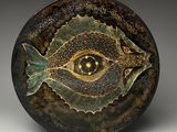 un gros plan d'une assiette ornée d'un motif de poisson