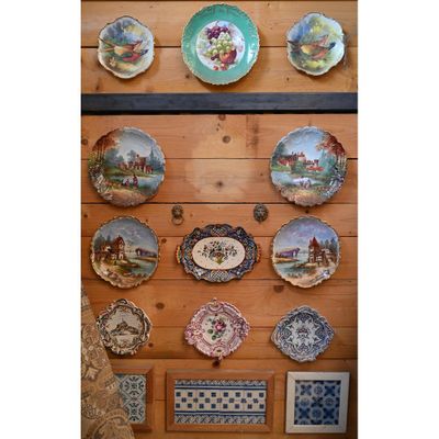 les nombreuses assiettes accrochées au mur de la pièce