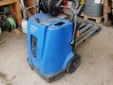 une machine bleue qui se trouve dans le garage