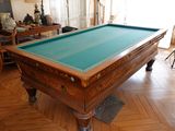 une table de billard au milieu d'un salon