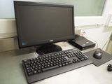 une image d'un bureau d'ordinateur avec un clavier et un écran