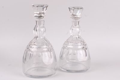 BACCARAT. Paire de carafes en cristal taillé de forme balust…