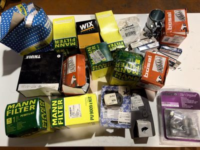 de nombreux objets différents posés sur une table