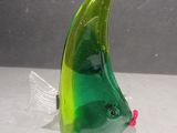une figurine de poisson en verre posée sur une table