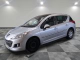 la photo d'une voiture argentée garée dans un garage