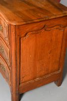Commode en bois naturel patiné, ouvrant en façade légèrement… (photo 3)
