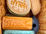 trois pains de savon dans un panier en osier posé sur la table