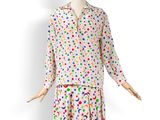 un mannequin portant une robe à pois multicolores