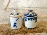 deux vases bleus et blancs posés sur un rebord