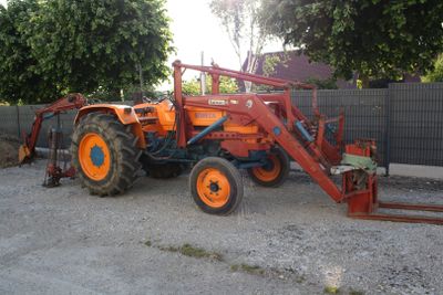 un tracteur garé près d'une clôture