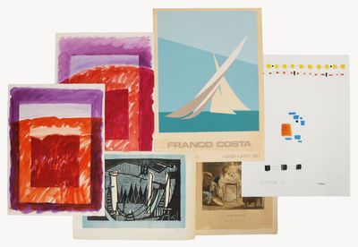 de nombreuses œuvres d'art de styles variés exposées sur une surface blanche