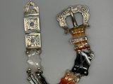 deux bracelets en argent et en verre posés sur une surface blanche